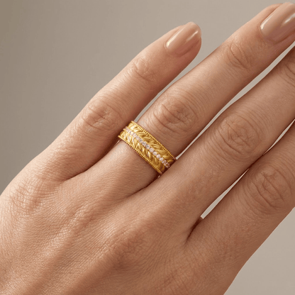 Anel de banda texturizado dourado da Rose & Oliver, com acabamento em relevo e design elegante.