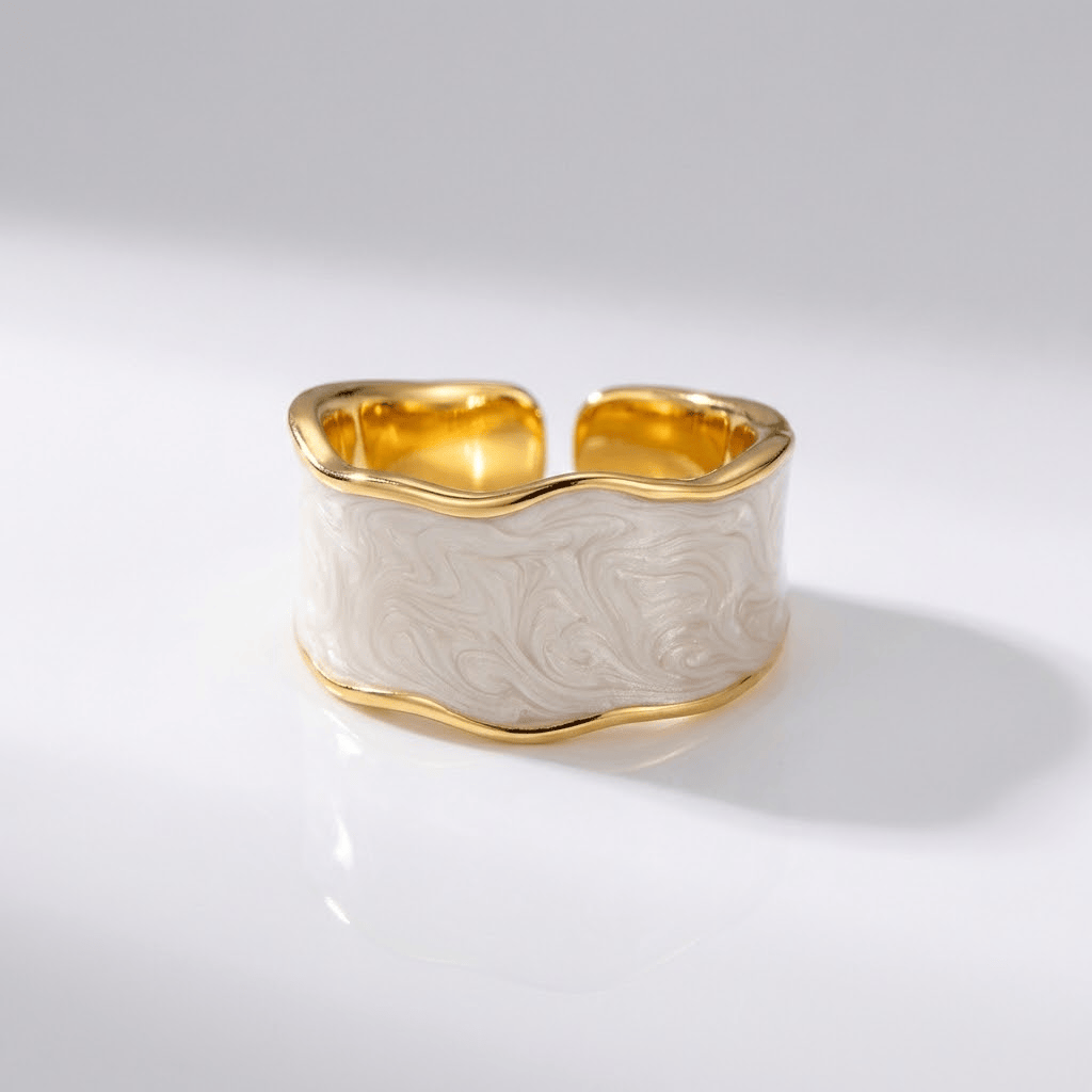 Anel vintage artesanal ajustável da Rose & Oliver, com design artístico e detalhes únicos, feito à mão.