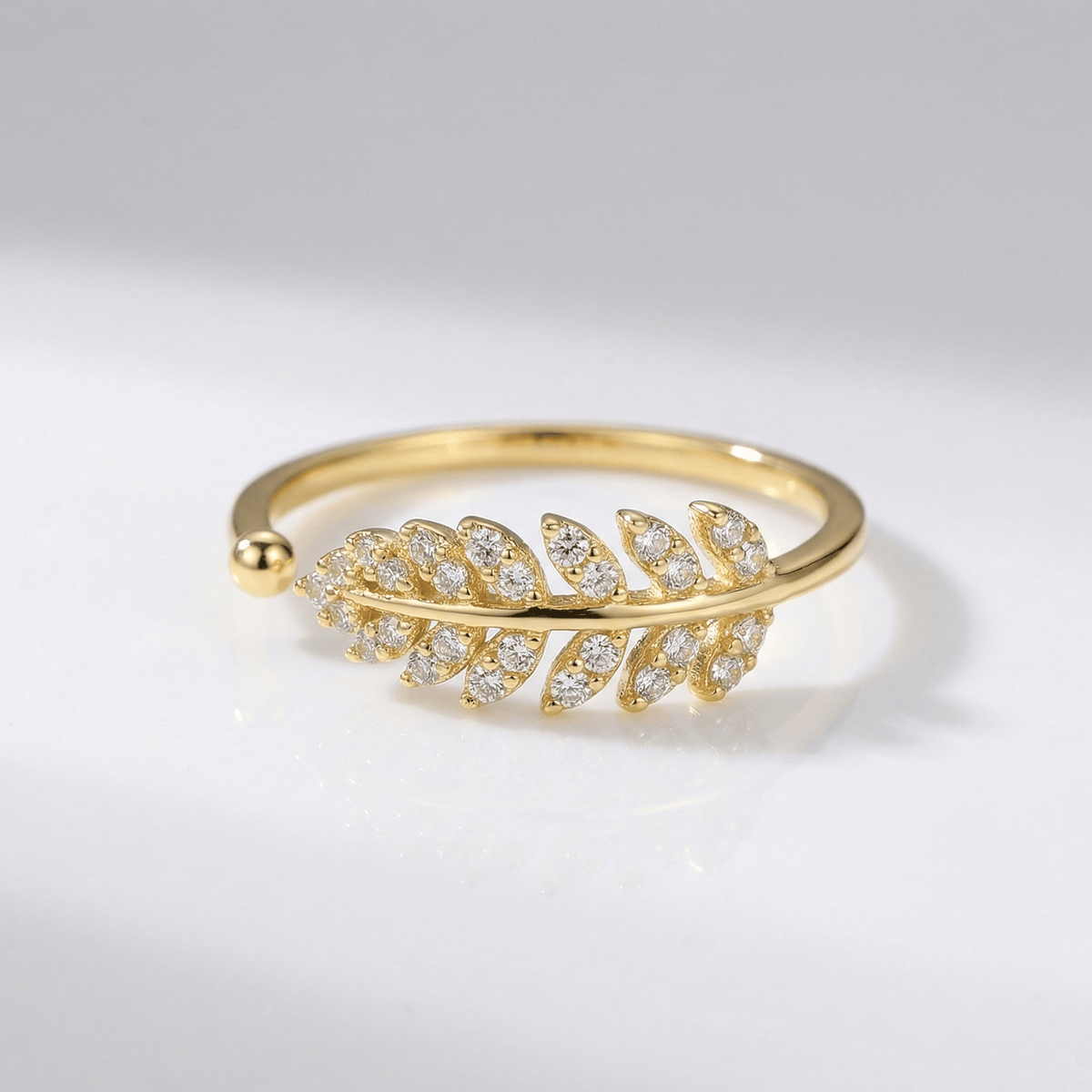 Anel ajustável de prata com pena e zircônia da Rose & Oliver, detalhes delicados e brilho elegante na imagem.