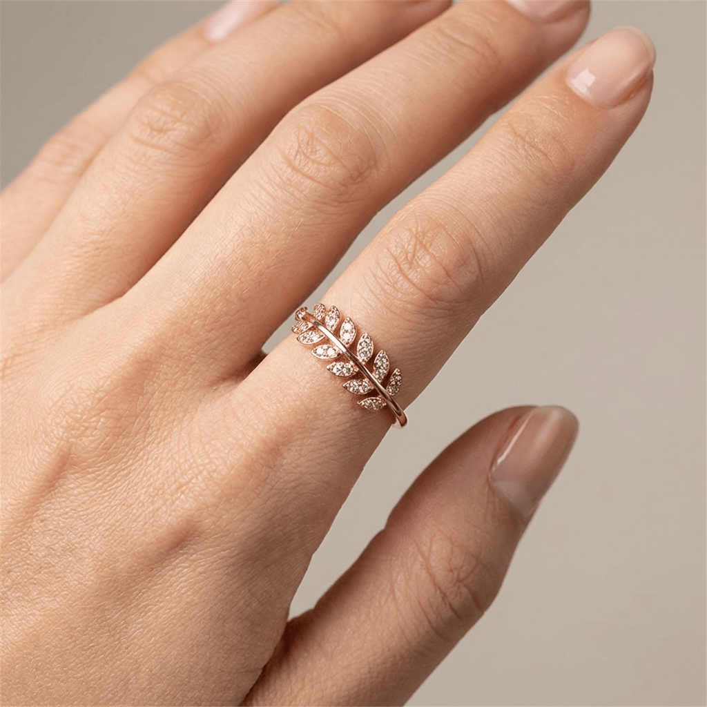 Anel ajustável Rose & Oliver com penas de prata e zirconia brilhante, design delicado e elegante para o dedo.