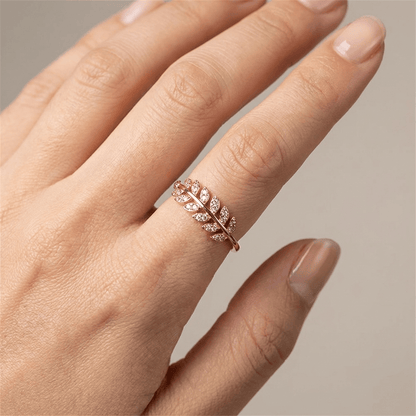 Anel ajustável Rose & Oliver com penas de prata e zirconia brilhante, design delicado e elegante para o dedo.
