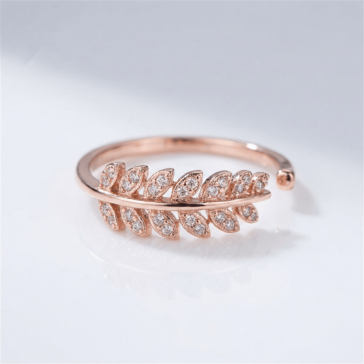 Anel ajustável de prata com pena e zircônia brilhante da Rose & Oliver, detalhes delicados e acabamento elegante.