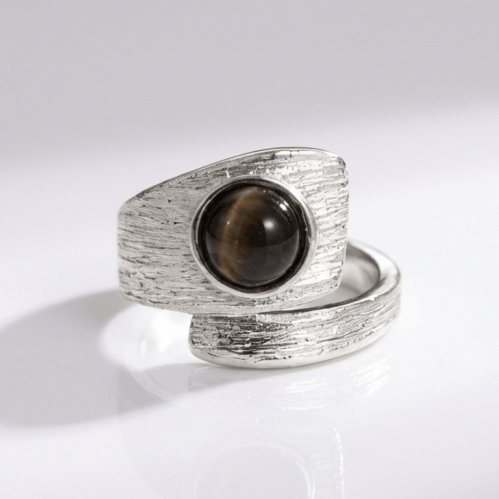 Anel vintage ajustável em prata com ônix preto, design clássico, da marca Rose & Oliver.