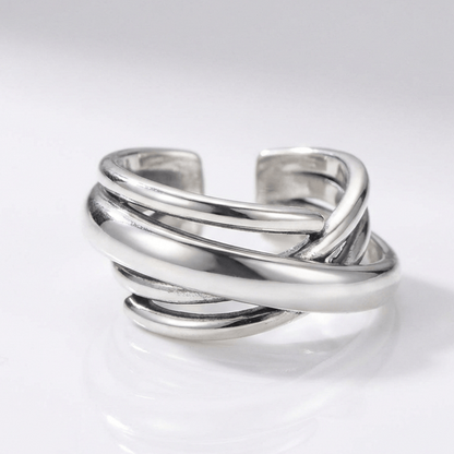 Anel ajustável Silver Stacked Zirconia da Rose & Oliver com detalhes brilhantes em zinco prateado.