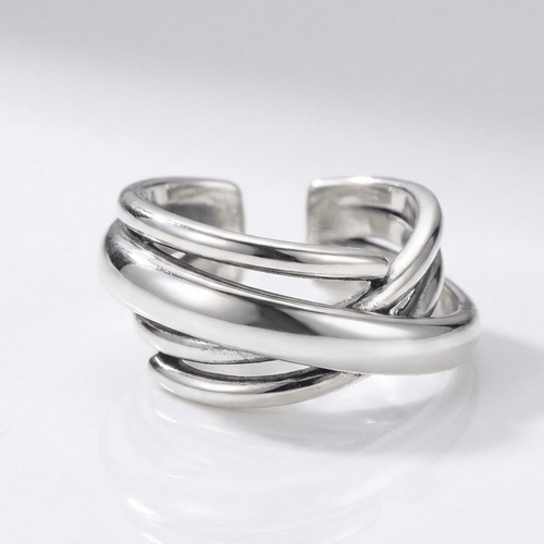 Anel ajustável Silver Stacked Zirconia da Rose & Oliver com detalhes brilhantes em zinco prateado.