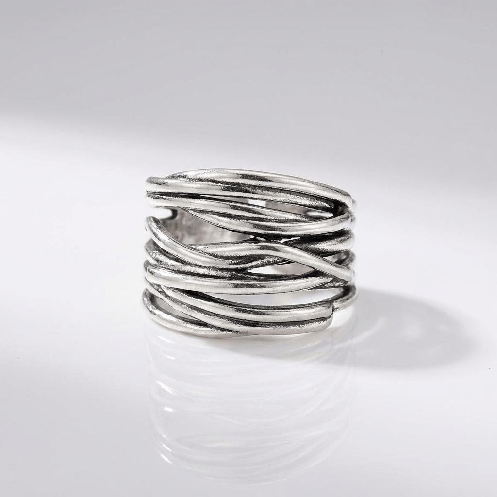 Anel ajustável em prata com zirconias empilhadas, do estilo Rose & Oliver, exibindo detalhes brilhantes e design elegante.
