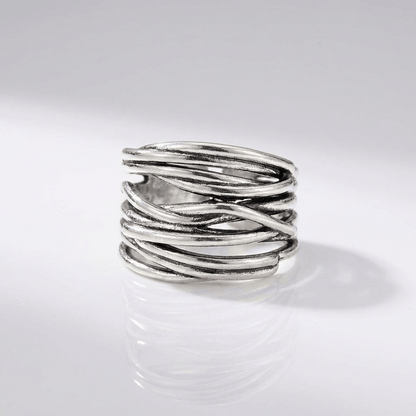 Anel ajustável em prata com zirconias empilhadas, do estilo Rose & Oliver, exibindo detalhes brilhantes e design elegante.