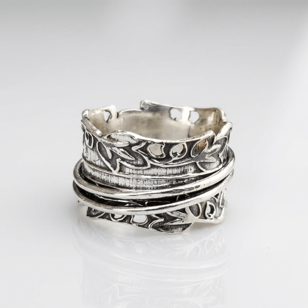 Conjunto de joias com anéis de zircônia prateada em camadas, com detalhes brilhantes, da marca Rose & Oliver