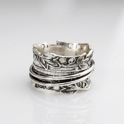 Conjunto de joias com anéis de zircônia prateada em camadas, com detalhes brilhantes, da marca Rose & Oliver
