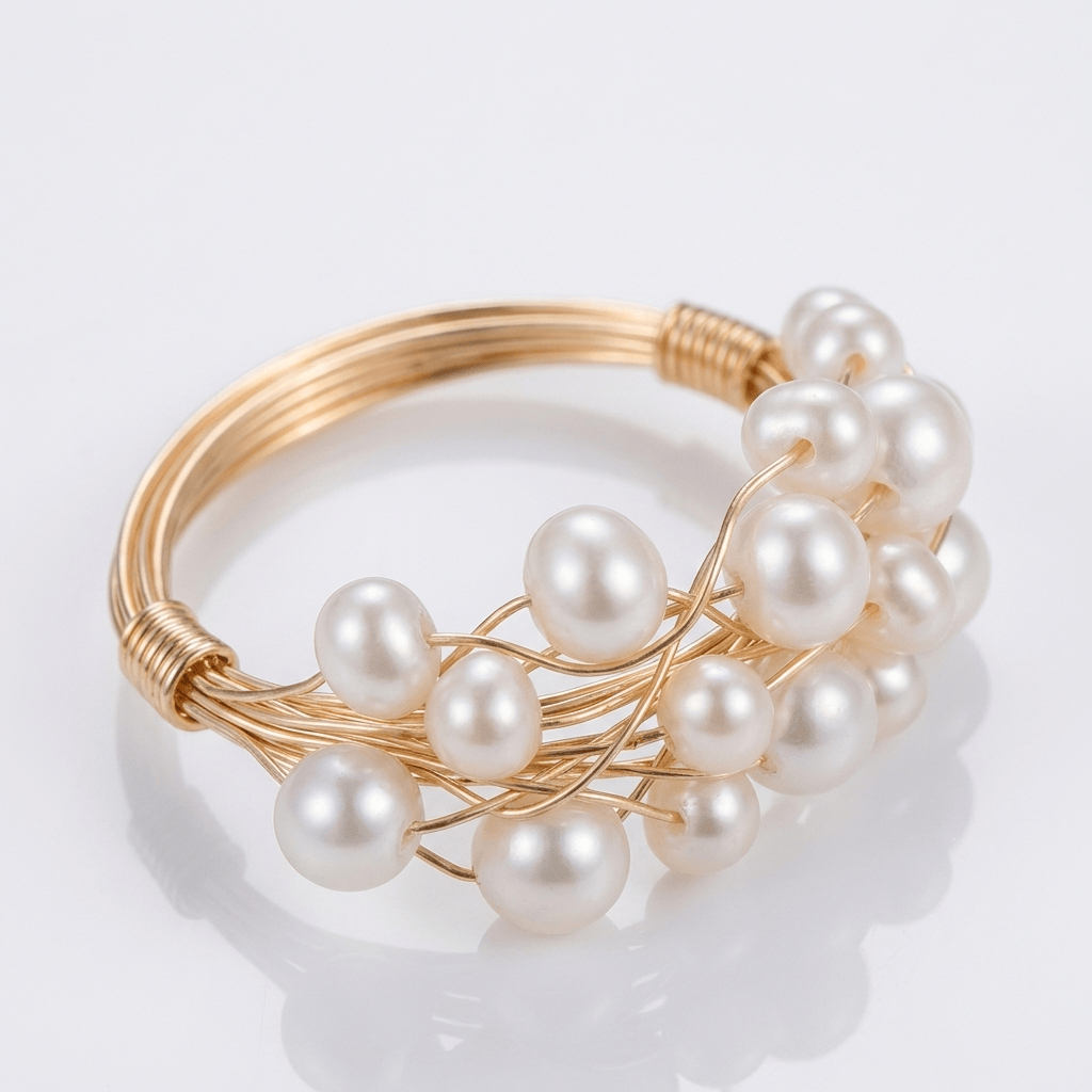 Pulseira ajustável Rose & Oliver com anel de pérolas douradas em estilo cluster, design elegante e delicado.