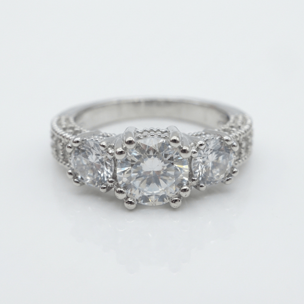 Anel redondo de Zirconia prateada com halo, da marca Rose & Oliver, exibido com detalhes brilhantes e acabamento polido.