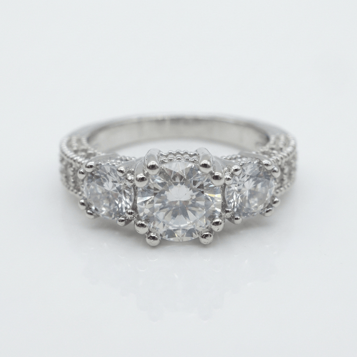 Anel redondo de Zirconia prateada com halo, da marca Rose & Oliver, exibido com detalhes brilhantes e acabamento polido.