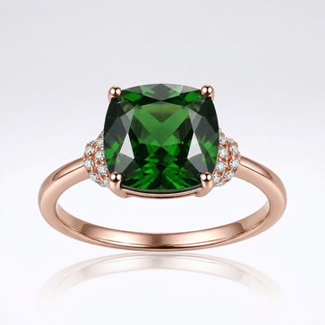 Anel de pedra preciosa com acabamento rosé dourado da Rose & Oliver, exibindo detalhes elegantes e brilho sofisticado.