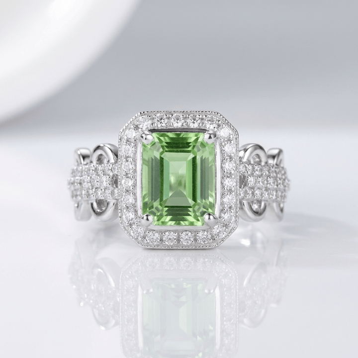 Anel de halo com esmeralda da Rose & Oliver, joia elegante com pedra central verde e acabamento brilhante.