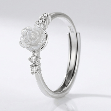 Anel ajustável Rose & Oliver com flor de prata e diamantes, design elegante e delicado para ocasiões especiais.