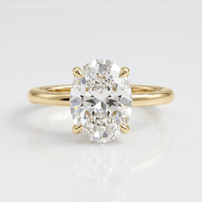 Anel de ouro oval com diamante solitário da Rose & Oliver, exibindo um design elegante com diamante central brilhante.