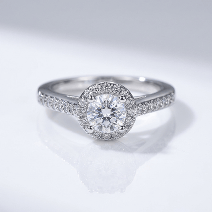 Anel de prata Rose & Oliver com diamantes pavê em halo, design elegante e brilhante, para ocasiões especiais.