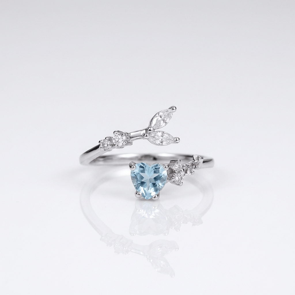 Anel solitário de prata azul topázio ajustável da Rose & Oliver, com pedra central brilhante e design elegante.
