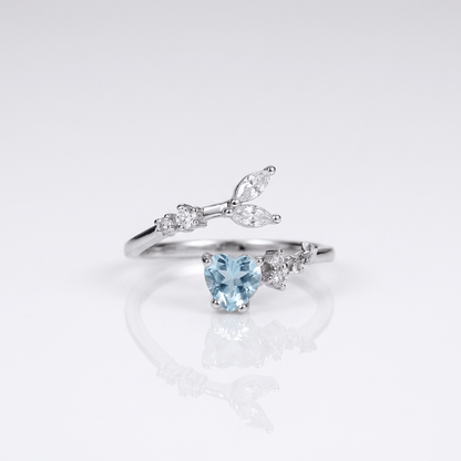 Anel solitário de prata azul topázio ajustável da Rose & Oliver, com pedra central brilhante e design elegante.