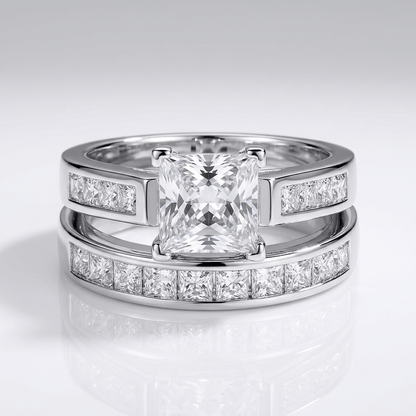 Anel de prata quadrado com zircônia emhalo, da marca Rose & Oliver, exibindo detalhes brilhantes e acabamento elegante.