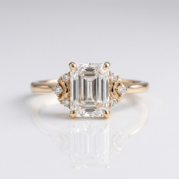 Anel prata com diamantes baguette, joia elegante da marca Rose & Oliver, exibindo detalhes brilhantes e acabamento refinado.