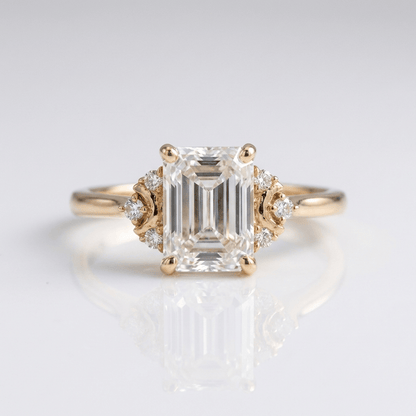 Anel prata com diamantes baguette, joia elegante da marca Rose & Oliver, exibindo detalhes brilhantes e acabamento refinado.