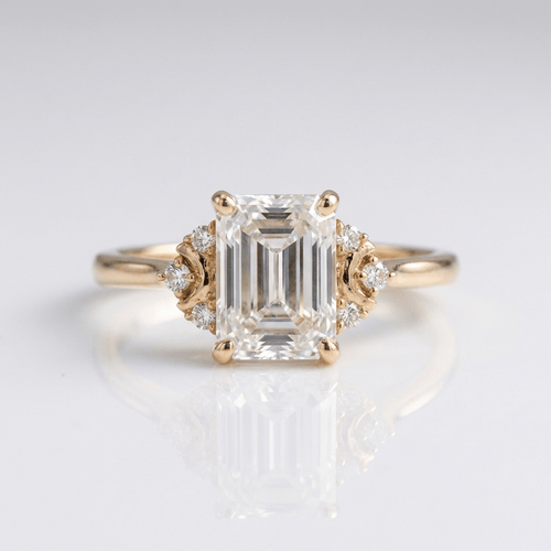 Anel prata com diamantes baguette, joia elegante da marca Rose & Oliver, exibindo detalhes brilhantes e acabamento refinado.