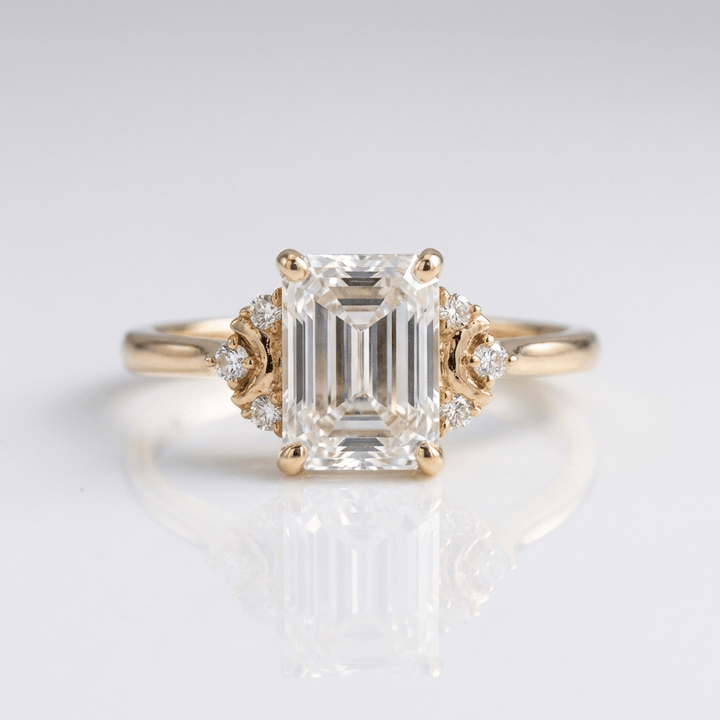 Anel prata com diamantes baguette, joia elegante da marca Rose & Oliver, exibindo detalhes brilhantes e acabamento refinado.