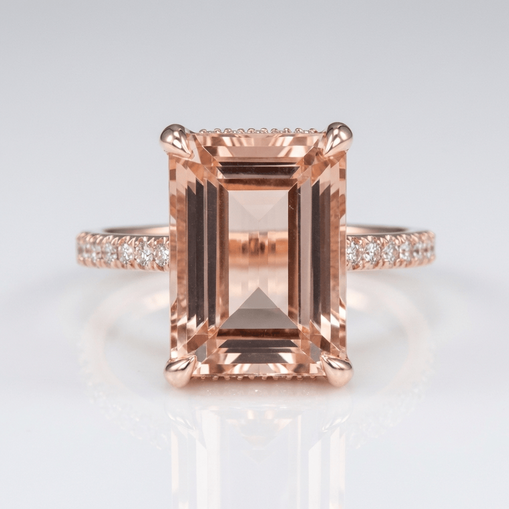 Anel Rose Gold Morganite Pave da Rose & Oliver com detalhes brilhantes e acabamento elegante.