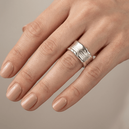 Anel ajustável Rose & Oliver feito à mão em prata e ouro dois tons, com acabamento delicado e design elegante.