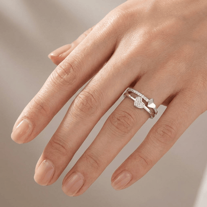 Anel ajustável Rose Gold Heart Zirconia da Rose & Oliver com coração de zirconia brilhante e acabamento em ouro rosa.
