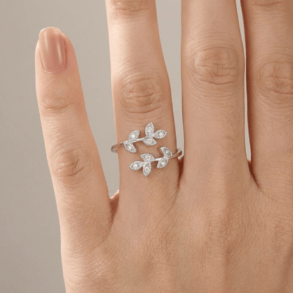 Anel ajustável de prata com folha de zircônia, design delicado e elegante, da marca Rose & Oliver.
