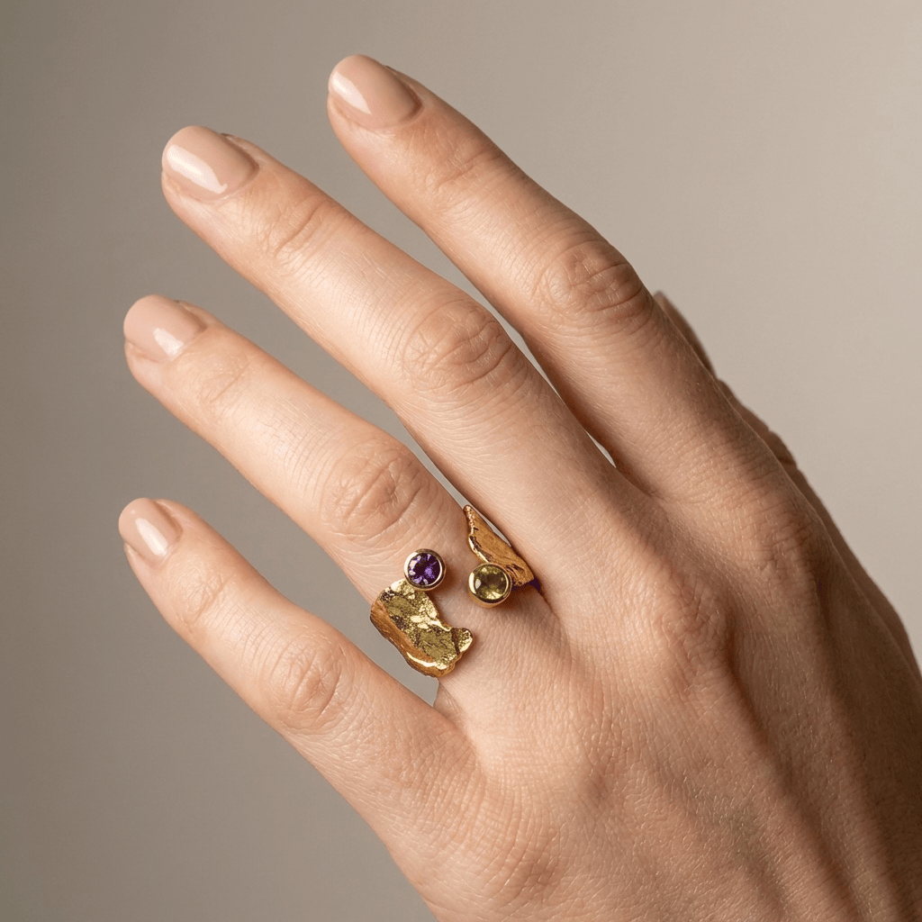 Anel ajustável Rose & Oliver com ametista rústica dourada e peridoto, detalhes naturais e acabamento elegante.