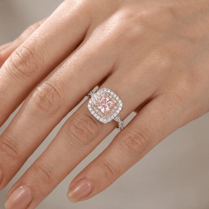 Anel rosa com zircônia em halo, joia elegante da Rose & Oliver, detalhe de pedra brilhante e acabamento delicado.