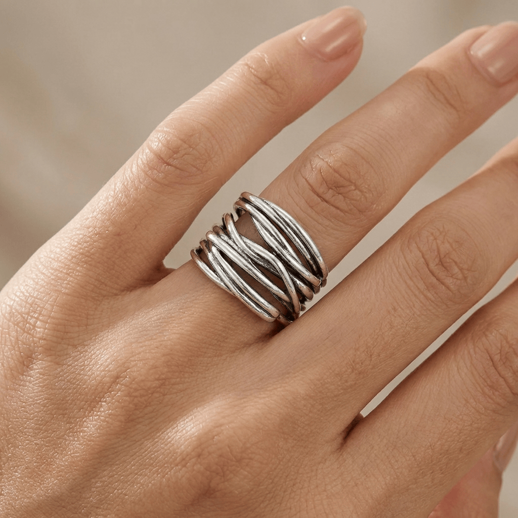 Anel ajustável em prata com zirconias empilhadas, da marca Rose & Oliver, exibindo design elegante e detalhes brilhantes.
