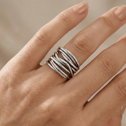 Anel ajustável em prata com zirconias empilhadas, da marca Rose & Oliver, exibindo design elegante e detalhes brilhantes.