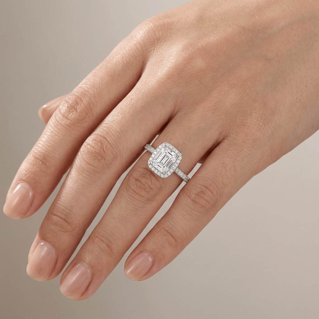 Anel de prata com zirconia em corte esmeralda, com halo de pedras brilhantes, estilo elegante da Rose & Oliver.