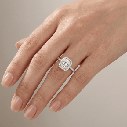 Anel de prata com zirconia em corte esmeralda, com halo de pedras brilhantes, estilo elegante da Rose & Oliver.