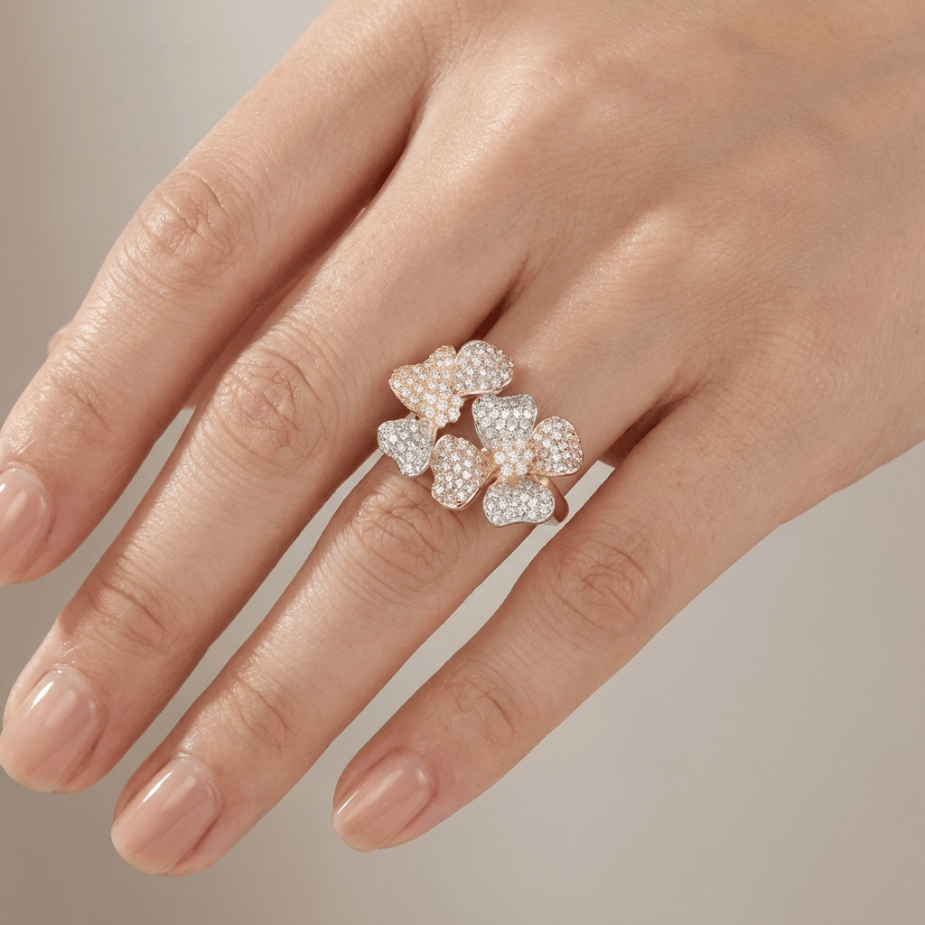 Anel Rose & Oliver com três borboletas de cristal dourado, detalhes delicados em acabamento dourado, design elegante e encantador.