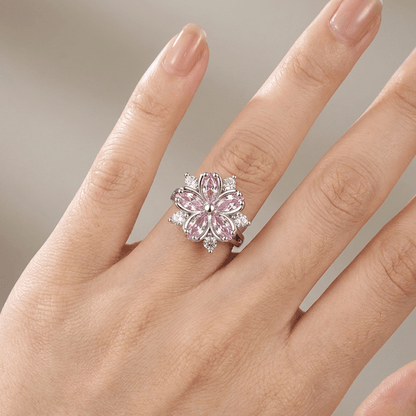 Anel ajustável em prata com cristal rosa e detalhes de cerejeira em estilo delicado, da marca Rose & Oliver.