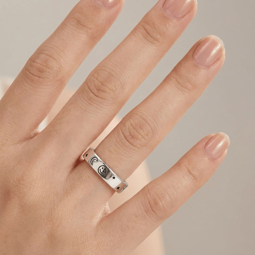 Anel ajustável em prata com estrelas e lua feliz, design delicado e detalhado, da marca Rose & Oliver.