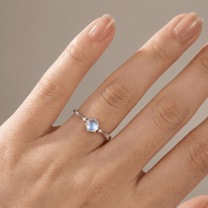 Anel vintage de prata com pedra moonstone ajustável da Rose & Oliver, destacando a pedra brilhante e o design elegante.
