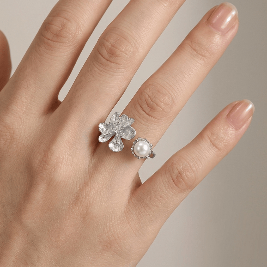 Anel de prata com pérolas, Rose & Oliver, design delicado e elegante, visível com detalhes das pérolas e acabamento metálico.