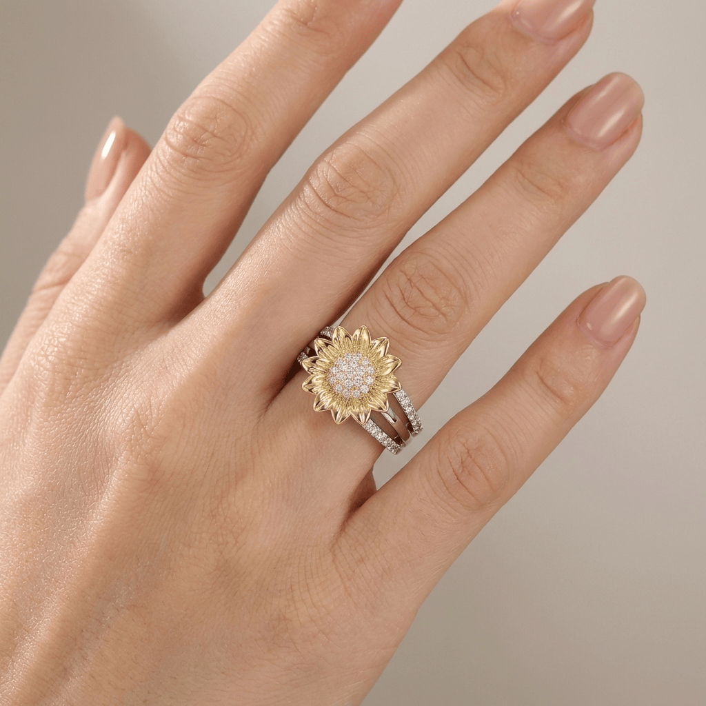 Anel de ouro e prata com girassol de diamantes da Rose & Oliver, detalhes brilhantes e acabamento elegante.