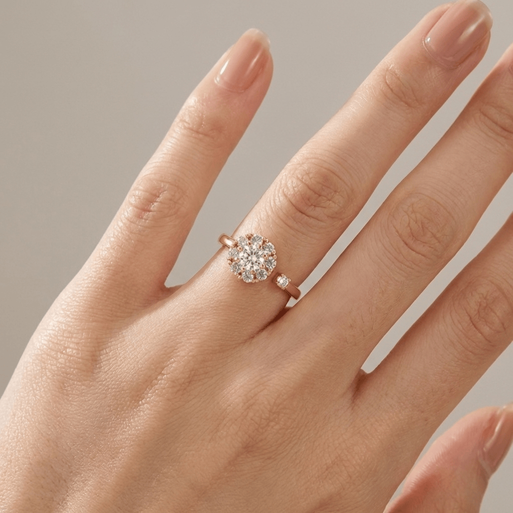Anel de diamantes em cluster ajustável da Rose & Oliver, com pedras brilhantes e design elegante em prata.