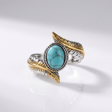 Anel boêmio de prata, ouro e turquesa com design artístico, da marca Rose & Oliver, exibindo detalhes vibrantes e elegantes.