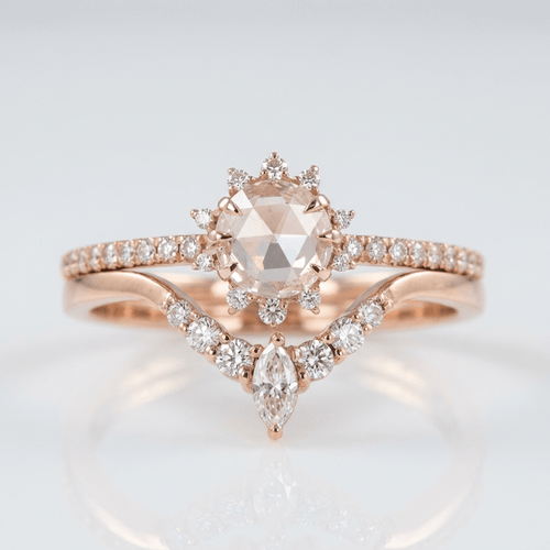 Anel de zircônia em ouro rosa, Halo, da marca Rose & Oliver, com design elegante e detalhes brilhantes.