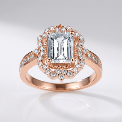 Anel retangular com halo de diamantes da Rose & Oliver, elegante e brilhante, destacando-se pelo design sofisticado.