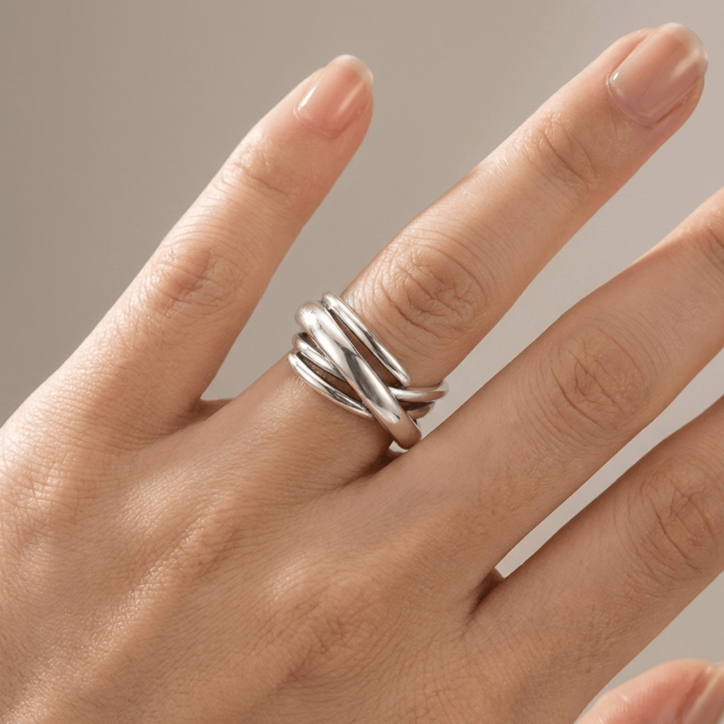 Anel ajustável em prata com zirconias empilhadas, da marca Rose & Oliver, exibindo detalhes brilhantes e design moderno.