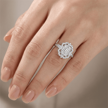 Anel retangular com halo de diamantes da Rose & Oliver, destaque para o design elegante e brilho das pedras preciosas.